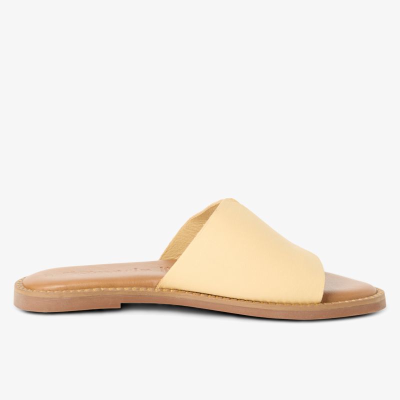 Bequeme sandfarbene Sandale mit modernem Design und rutschfester Sohle.