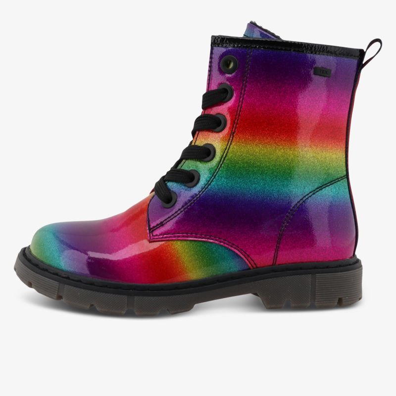 bunter regenbogenfarbener Schnürstiefel mit robuster profilierter Sohle und glatter Oberfläche seitlich fotografiert