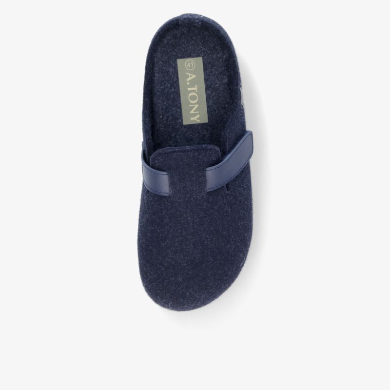 Dunkelblauer Hausschuh aus weichem Material mit breitem Riemen, komfortabler Passform und stilvollem Design