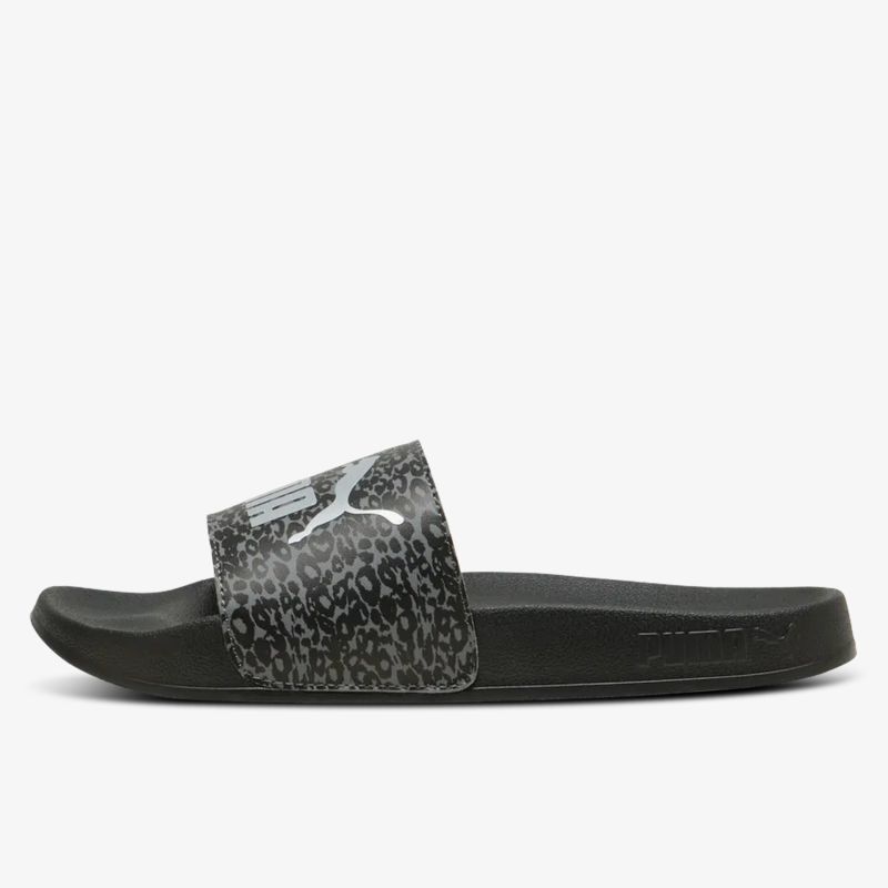 Seitliche Ansicht eines schwarzen Puma Slides mit stilvollem Leopardenmuster und rutschfester Sohle