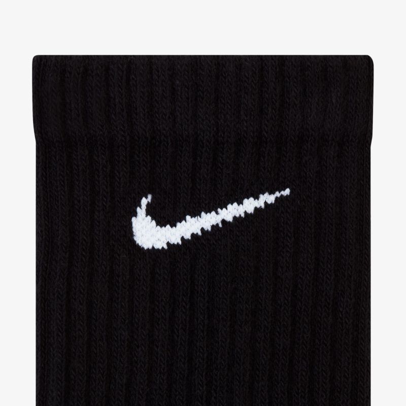 Schwarze Socken mit hochwertigem Logo, komfortabel und stilvoll für sportliche Aktivitäten.
