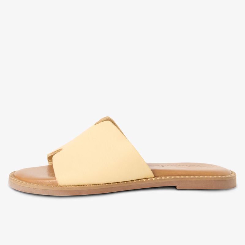 Komfortable hellgelbe Ledersandalen mit flachem, stabilem Design.