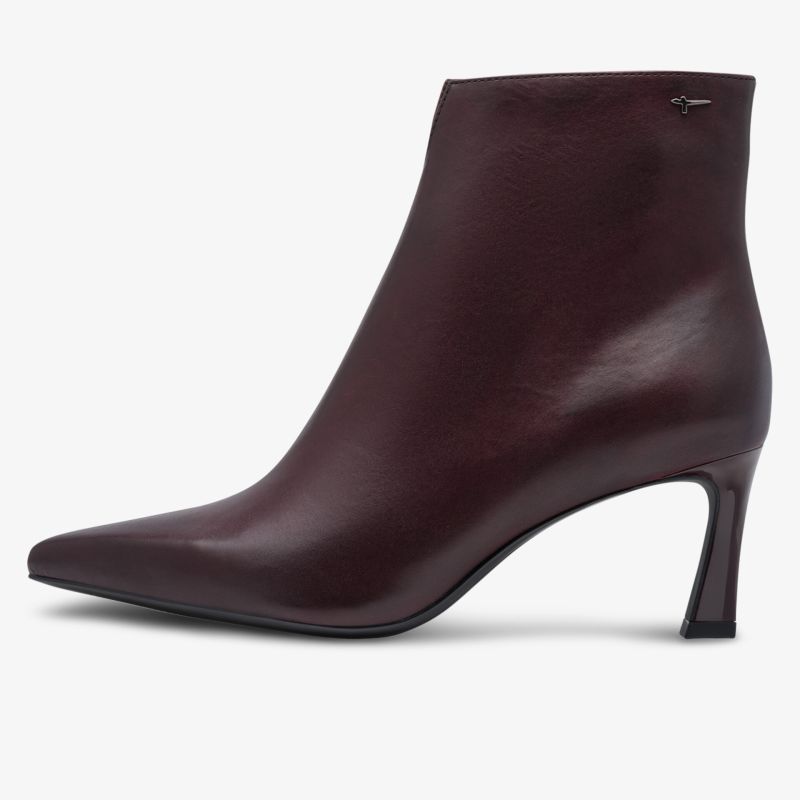 Dunkle Leder-Stiefelette mit spitz zulaufender Schuhspitze und schlankem Absatz elegant seitlich dargestellt