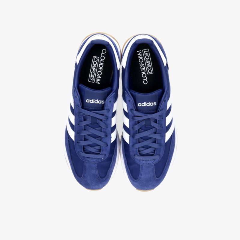 Blauer Adidas Sportschuh mit weißen Streifen, bequemer und leichter Schuh, moderne Optik, Draufsicht von oben