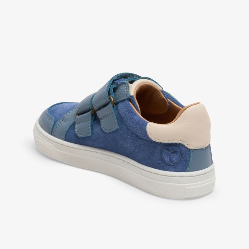 Bequemer blauer Schuh mit weichem Material und verstellbarem Klettverschluss, seitliche Ansicht