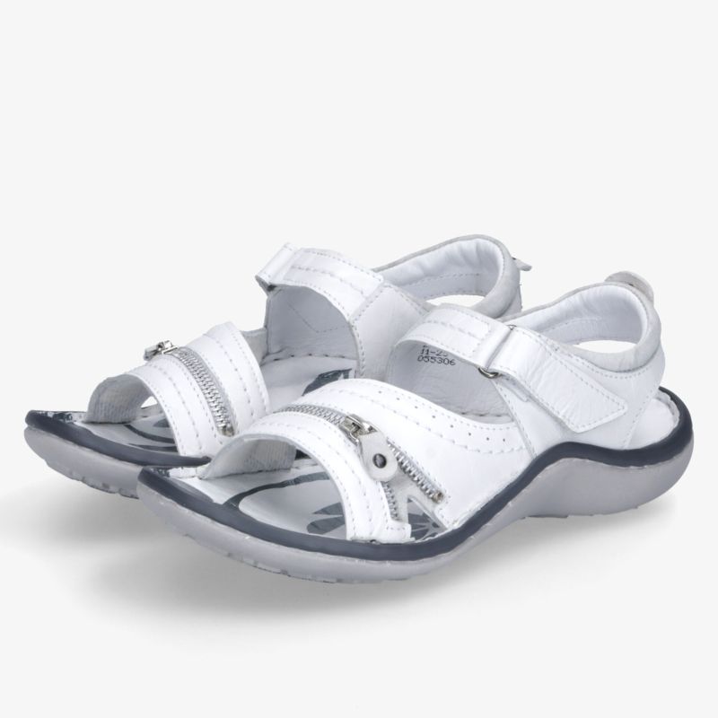 Leichte weiße Sandalen mit verstellbaren Riemen und flexibler, rutschfester Sohle für hohen Tragekomfort