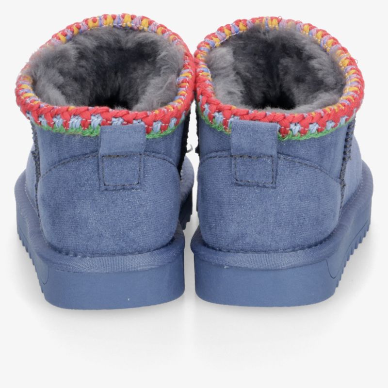 Bequeme, warme Hausschuhe in blauer Farbe mit weichem Innenfutter und bunter Umrandung, Rückansicht sichtbar