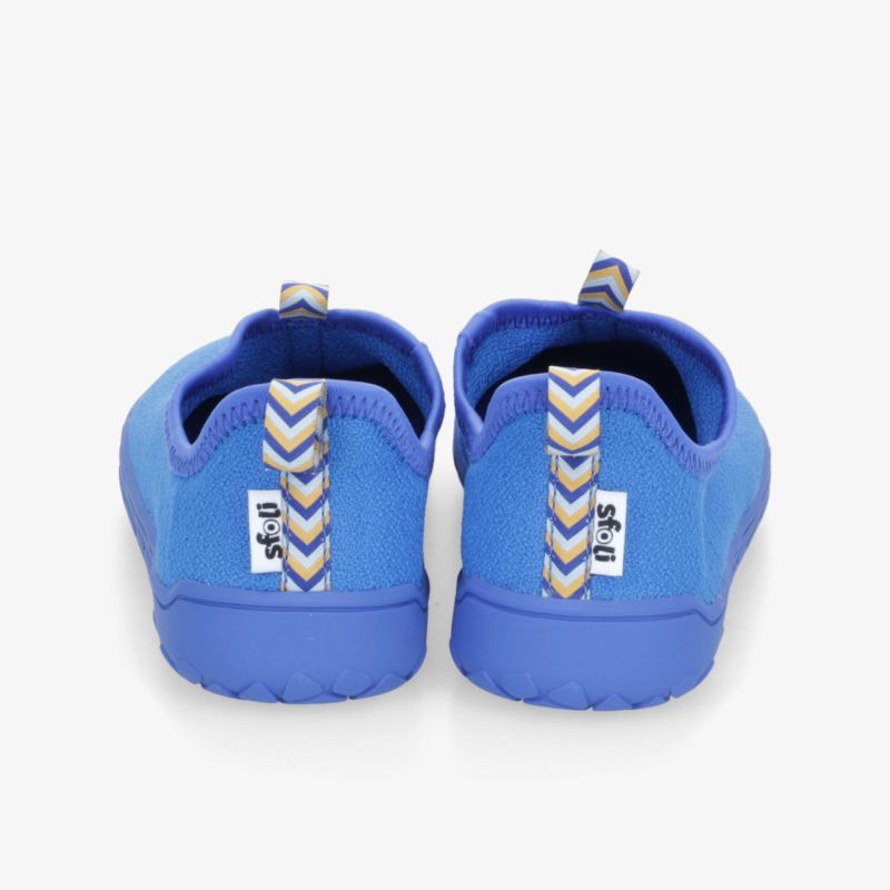 Blauer Sneaker in der Rückansicht mit gepolsterter Ferse und rutschfester Sohle für hohen Tragekomfort