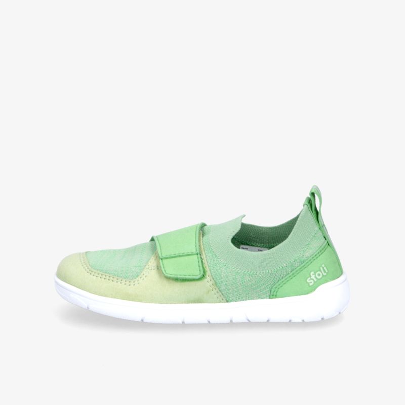 Leichter grüner Sneaker mit atmungsaktivem Material, flexiblem Klettverschluss und rutschfester weißer Sohle