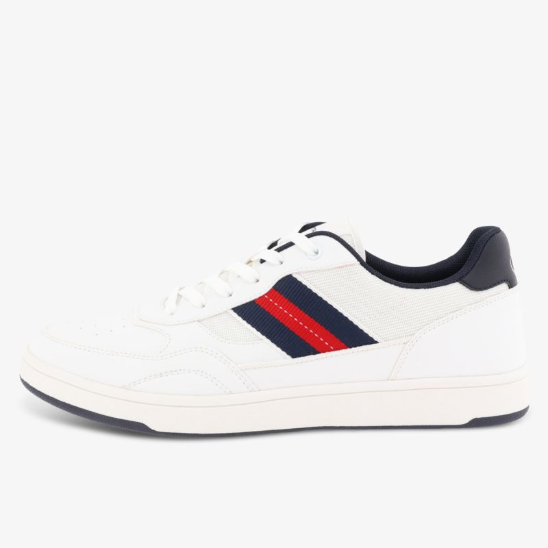 Weißer Sneaker mit seitlichen roten und blauen Streifen, sportlicher und zeitloser Stil