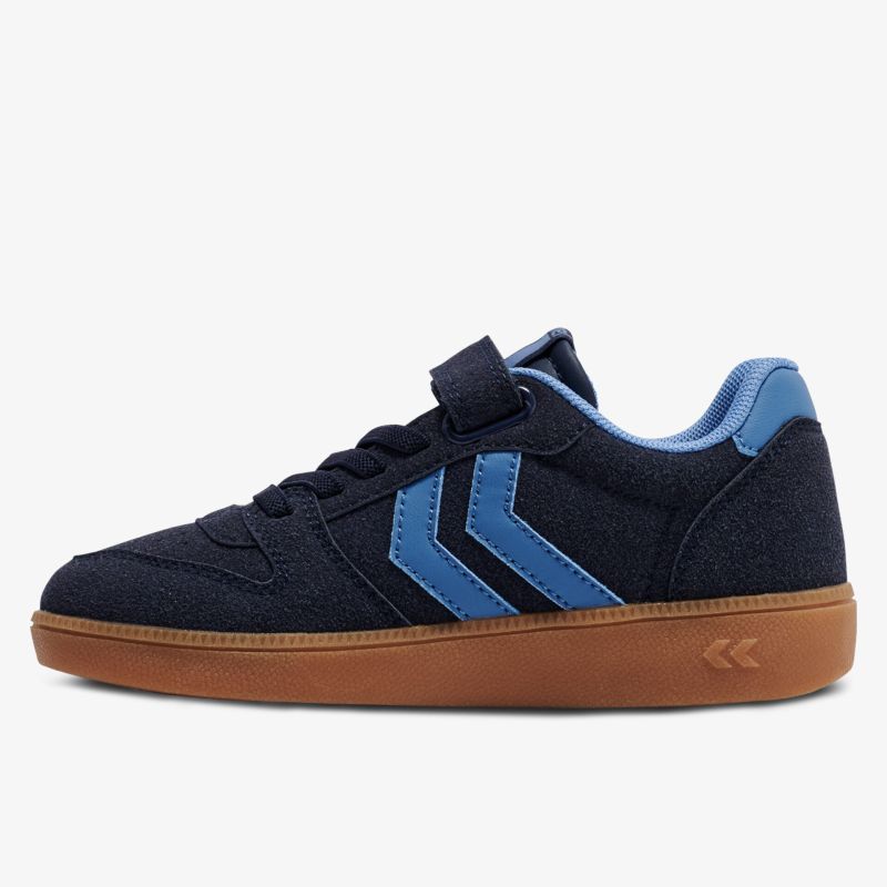 Sportlicher Sneaker in Blau mit schwarzer Akzentuierung und robuster Gummisohle, ideal für Alltag und Freizeit