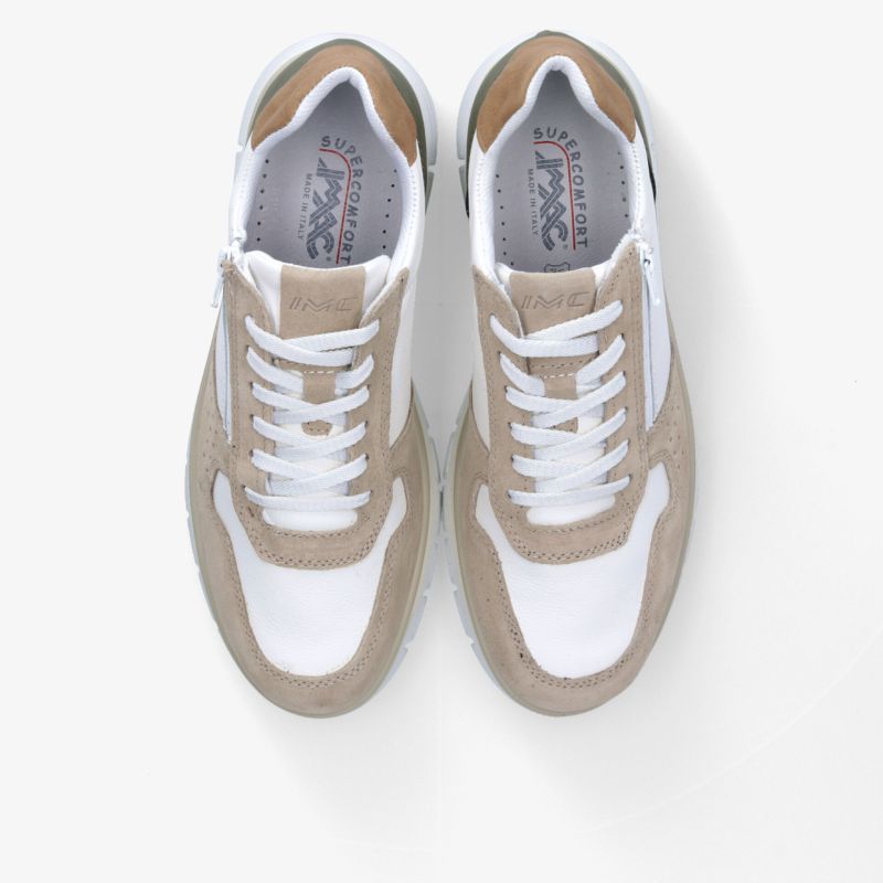 Beige weiße Sneaker mit weißer Schnürung in Draufsicht, bequem und sportlich, modern und leicht