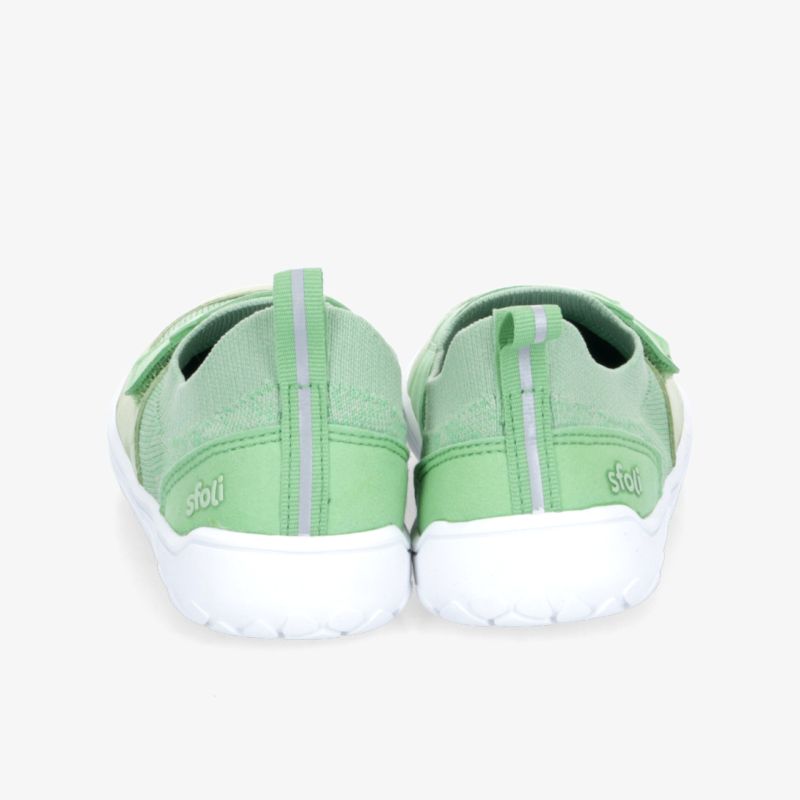 Grüne Freizeitschuhe in robuster Ausführung mit rutschfester Sohle und komfortablem Sitz, Rückansicht