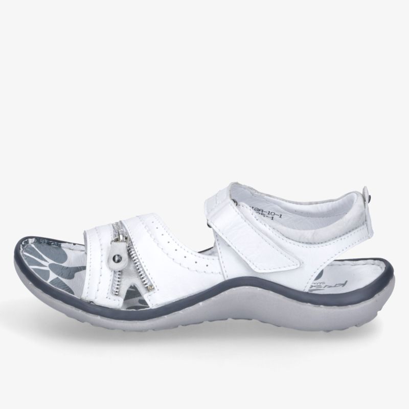 Weiße Komfort-Sandale mit verstellbaren Riemen und rutschfester Sohle, seitliche Ansicht, flexibel und leicht