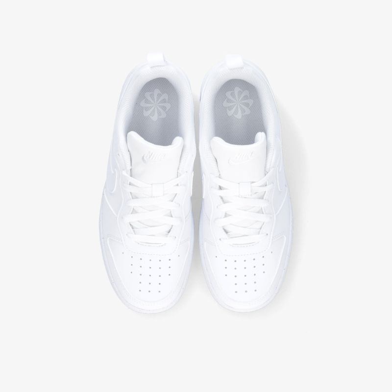 Weiße Sneaker mit klassischem Design und perforierten Details bieten Komfort und Stil für den Alltag.