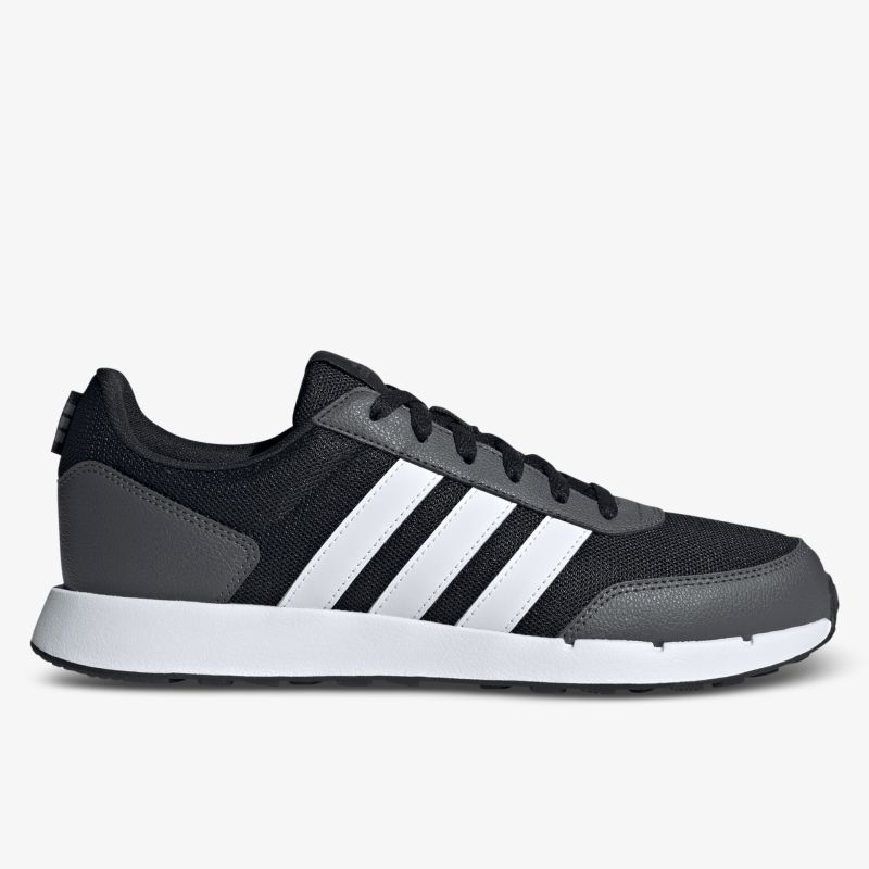 Moderner Sportschuh mit seitlicher Ansicht, atmungsaktivem Material und rutschfester Sohle für optimalen Komfort