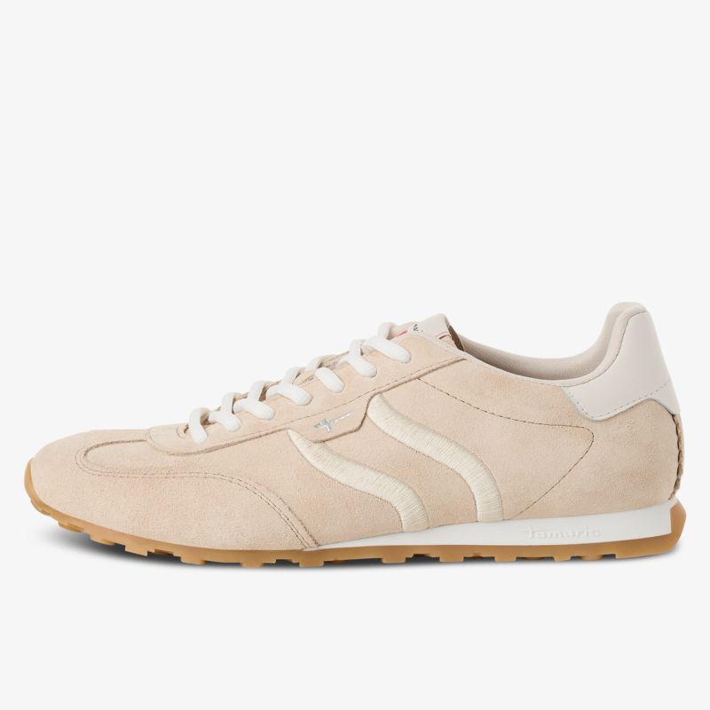 Bequemer Sneaker mit seitlicher Ansicht, hellem Design und robuster Sohle für vielseitigen Tragekomfort