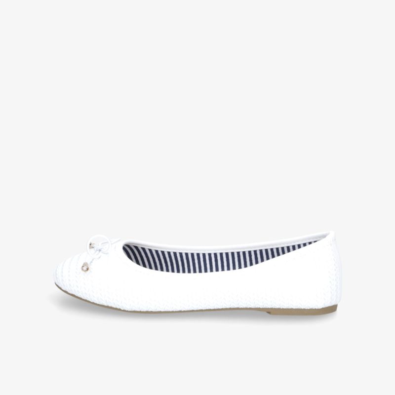 Eleganter weißer Ballerina Schuh mit flacher Sohle und runder Kappe, leicht und bequem für jede Gelegenheit