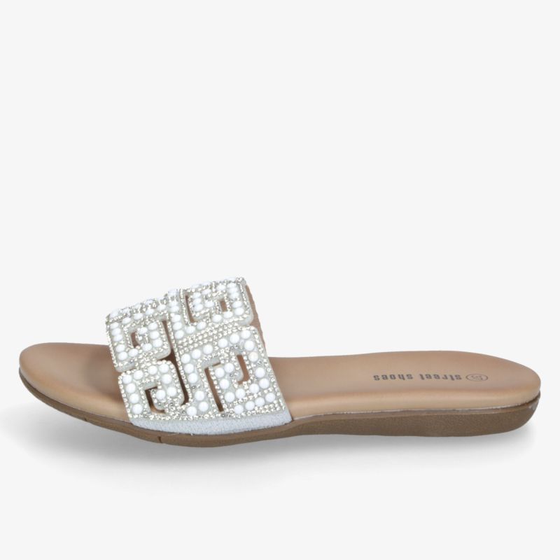 Elegante flache Sandale mit aufwändiger Perlenverzierung und bequemem Fußbett für sommerlichen Stil