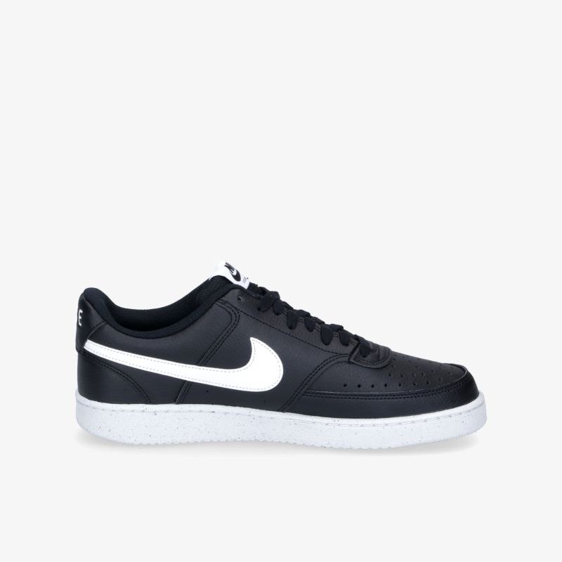 Schwarzer Sneaker mit weißem Logo und Sohle, sportlich und vielseitig einsetzbar für Alltag und Freizeitaktivitäten.