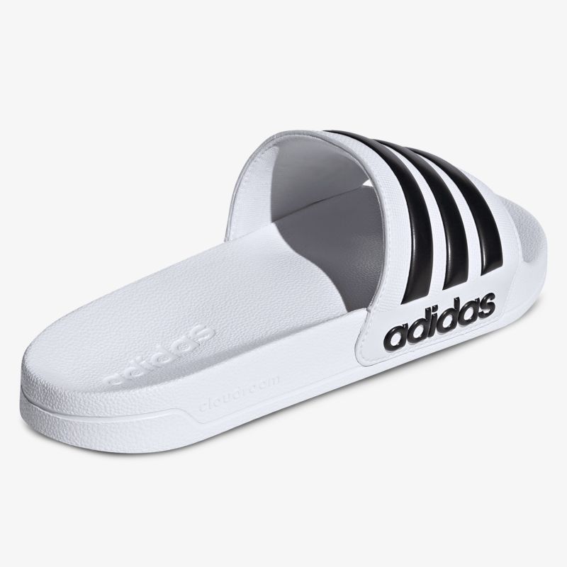 Weißer Adidas Badeschuh mit schwarzem Logo und bequemem Riemen, leichter Schuh für Freizeit und Bad