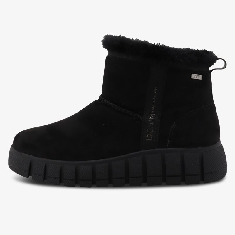 Schwarzer Winterschuh mit warmem Innenfutter und robuster, profilierter Sohle für sicheren Halt