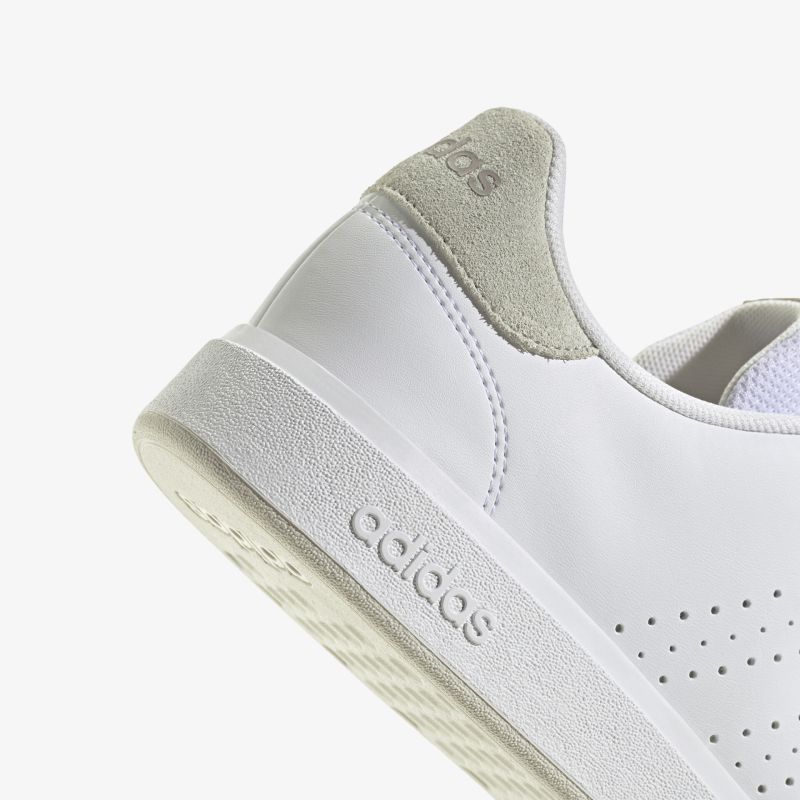 Detailansicht eines hochwertigen weißen Sneakers mit grauem Akzent und präziser Verarbeitung