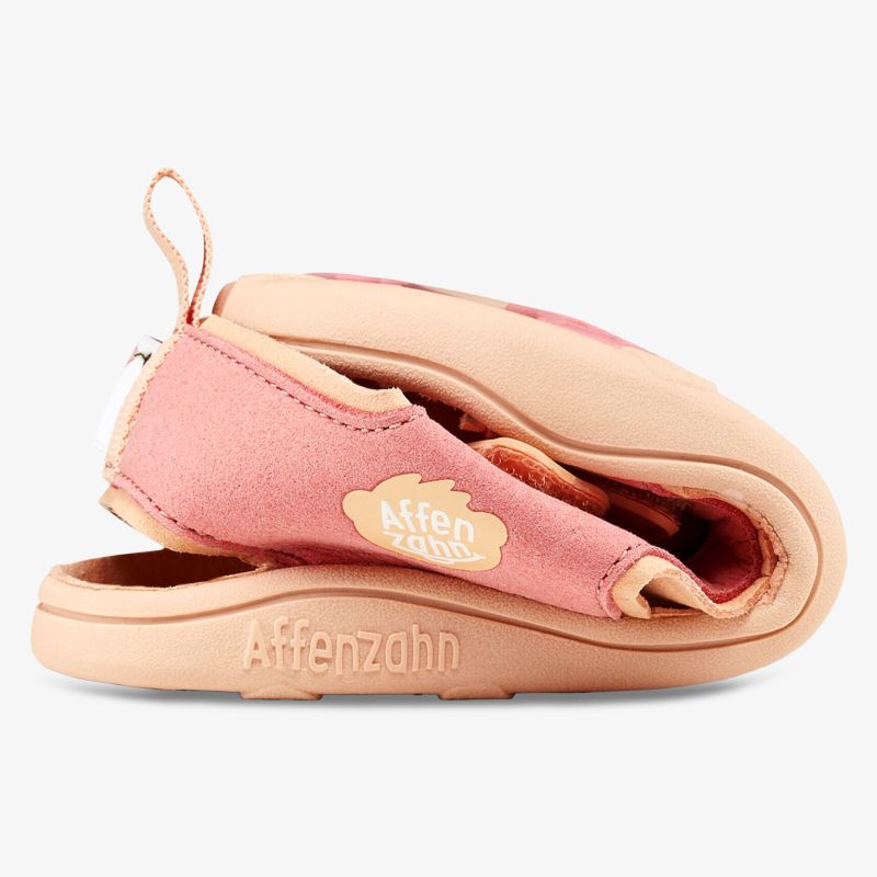 Flexibel und weich gefalteter Schuh zeigt Bequemlichkeit und rutschfeste Sohle