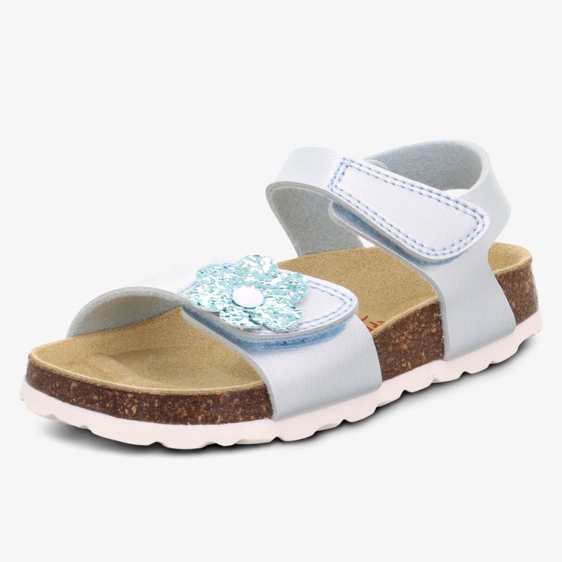 Bequeme weiße Sandale mit verstellbaren Riemen und weichem Fußbett für angenehmen Tragekomfort