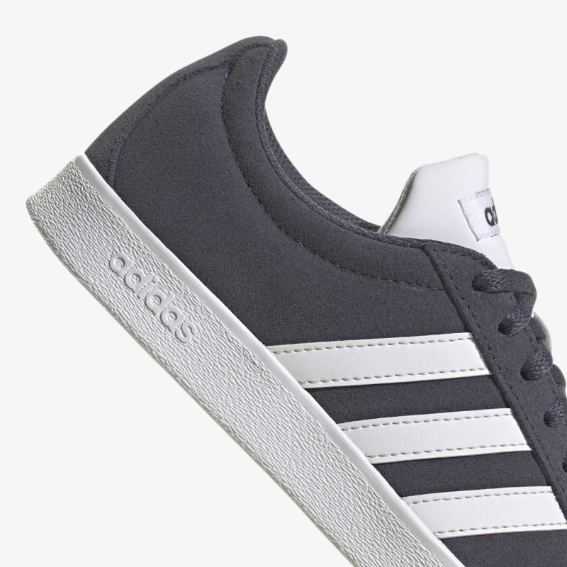 Moderner Sportschuh mit eleganten weißen Streifen und rutschfester Sohle seitlich abgebildet.