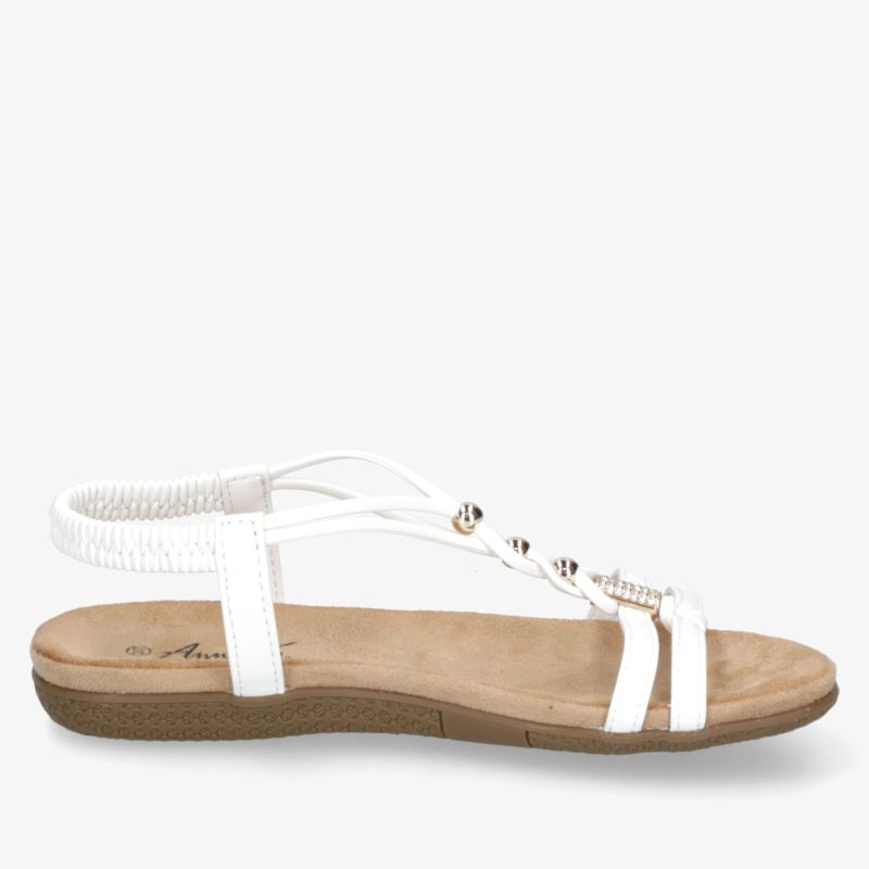 Weiße flache Sandale mit Riemchen und flexibler Sohle, sommerlich und bequem für den Alltag