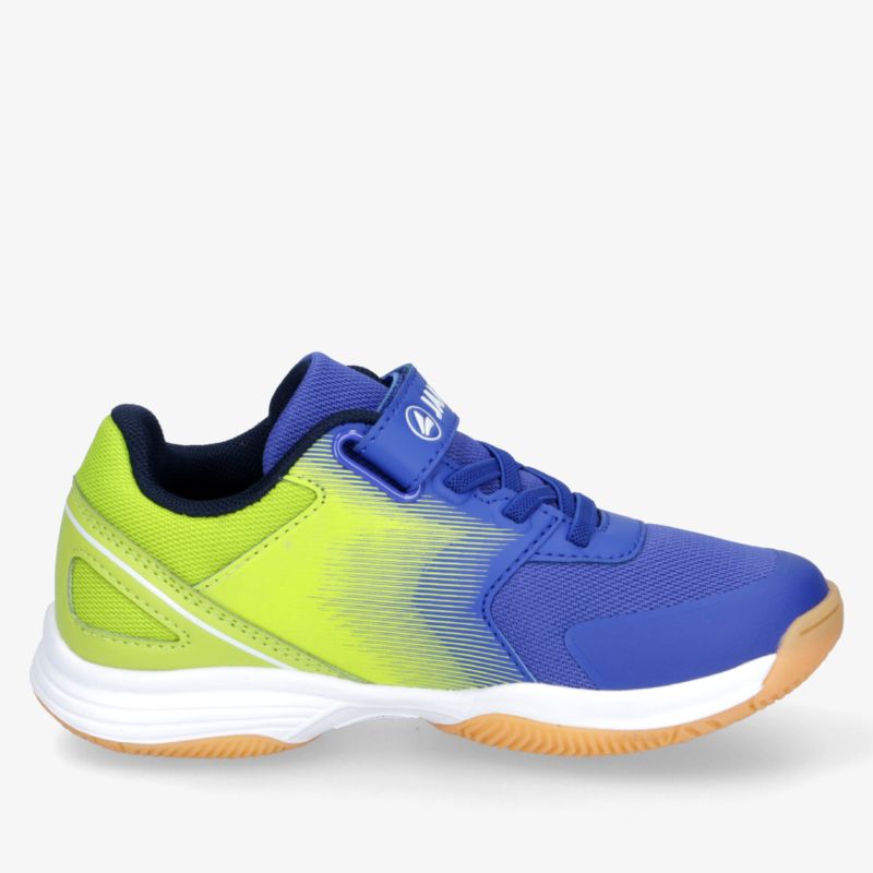 Moderner Sportschuh mit atmungsaktivem Material, rutschfester Sohle und komfortabler Passform, seitliche Ansicht