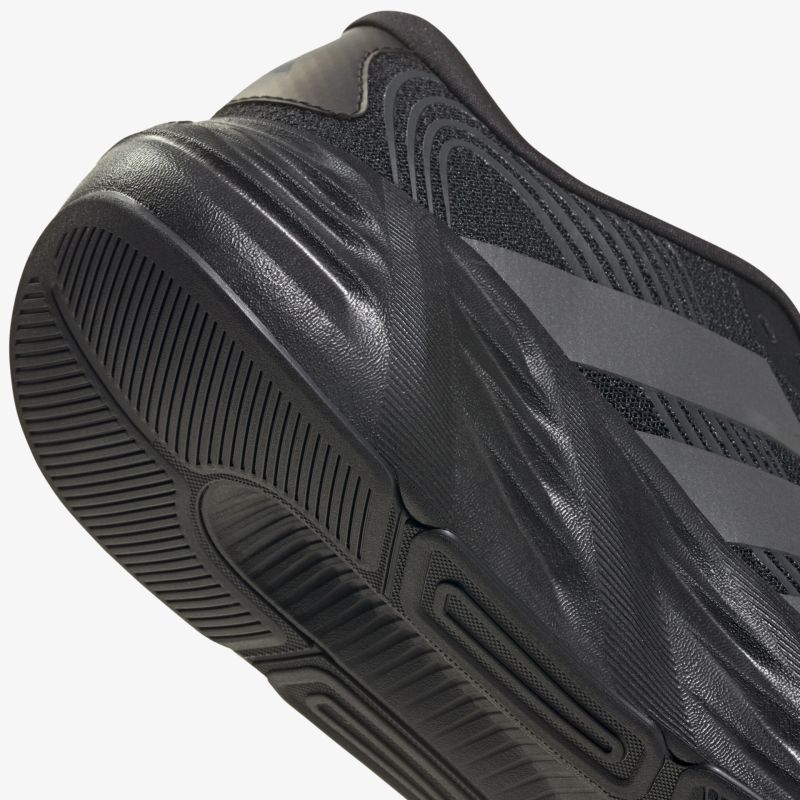 Nahaufnahme der robusten, profilierten schwarzen Schuhsohle mit modernem Design und rutschfestem Muster