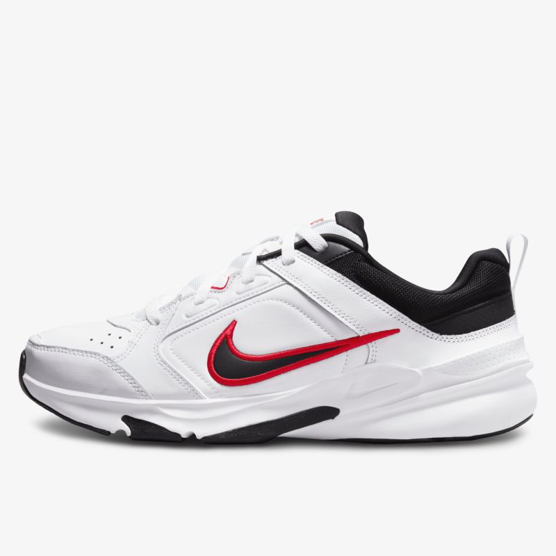 Moderner weißer Sneaker mit rotem Nike-Swoosh, sportlich und komfortabel, robuste Sohle für optimale Dämpfung