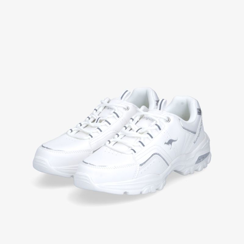 Weißes Sneaker-Paar in moderner 3/4 Ansicht, sportlich und bequem mit robuster Sohle und atmungsaktivem Material