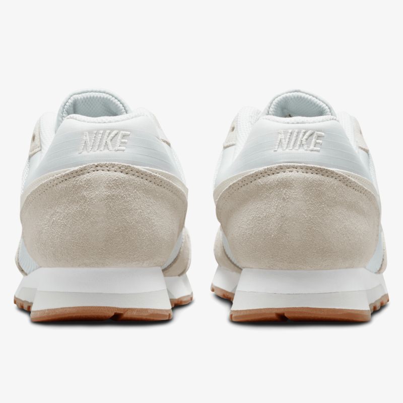 Komfortable weiße Sneakers mit robuster Sohle und moderner Ästhetik