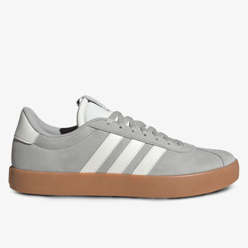 Seitliche Ansicht grauer Sneaker mit weiß gestreiften Details und brauner Gumsohle, sportlich und bequem
