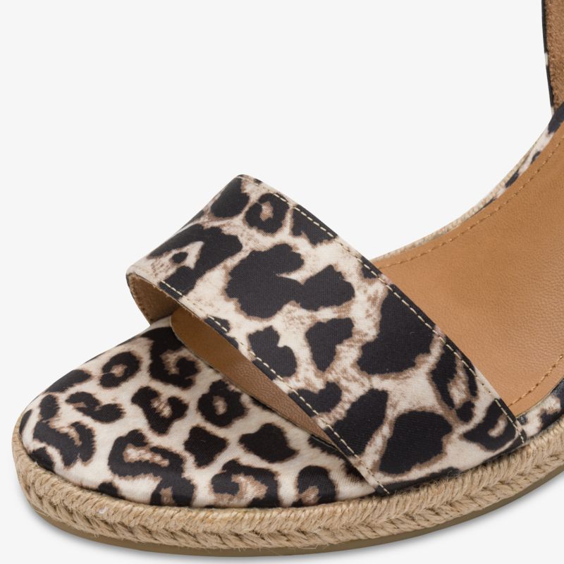 Modische Espadrille-Sandale mit Leopardenmuster und bequemem Design. Perfekt für stilvolle Outfits.