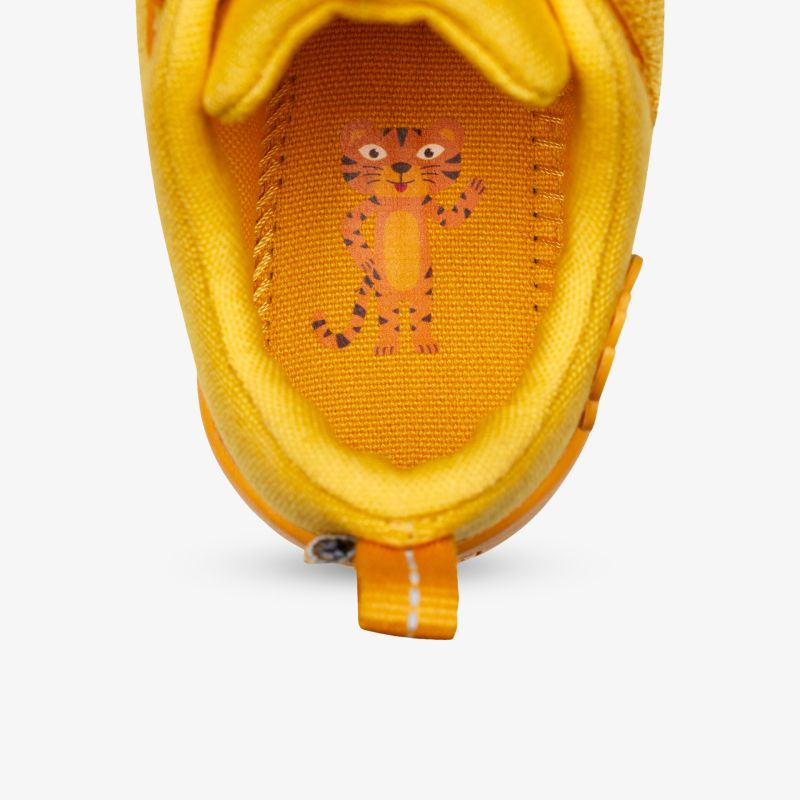 Bequemer und farbenfroher Kinderschuh mit flexiblem Design und verspieltem Muster im Inneren.