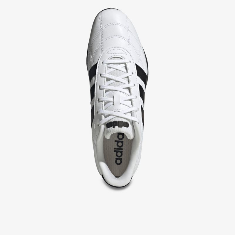 Moderner weißer Sportschuh mit leichter, atmungsaktiver Konstruktion und komfortabler Passform, Draufsicht