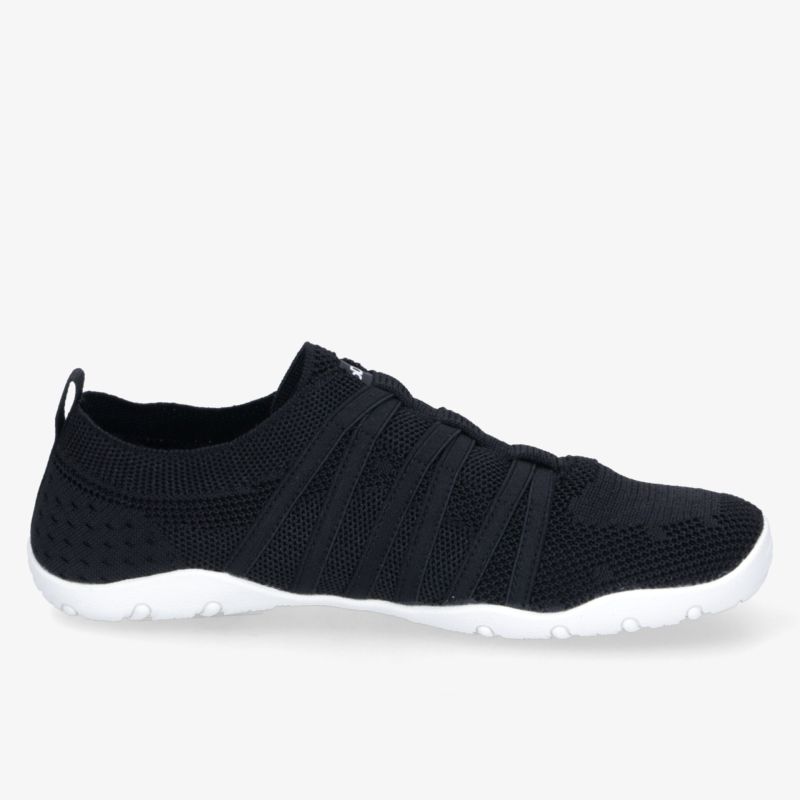 Leichter schwarzer Sportschuh mit flexibler, atmungsaktiver Oberfläche und rutschfester weißer Sohle seitlich