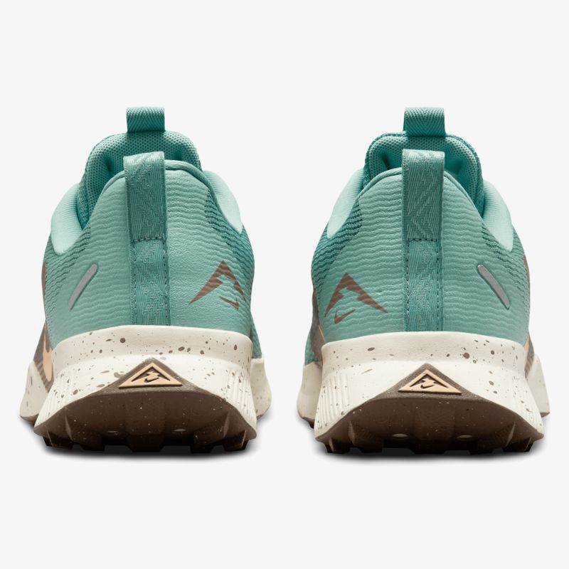 Rückansicht robuster Sportschuhe in hellem Grün mit gepolsterter Ferse und rutschfester Sohle