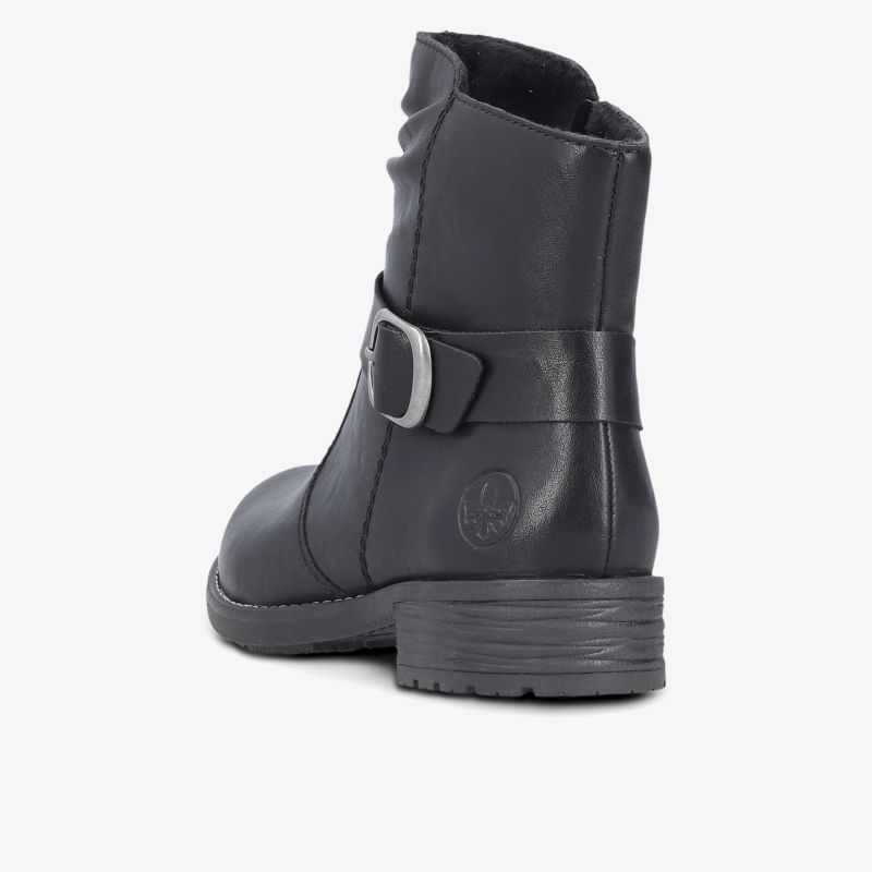Robuster Stiefel aus hochwertigem Leder mit seitlichem Riemen und stabilem Blockabsatz, klare Seitenansicht