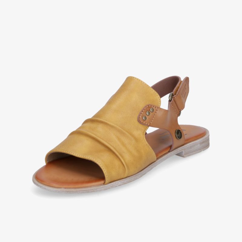 Bequeme gelbe Sandale mit verstellbarem Riemen und weichem Fußbett, seitliche Ansicht
