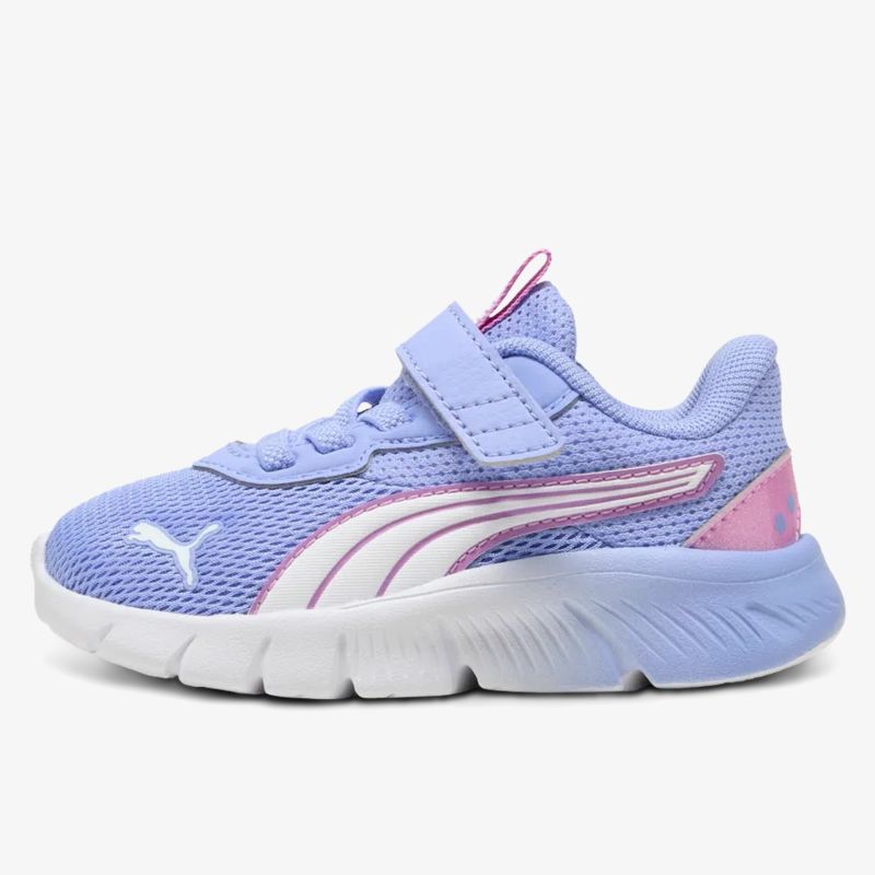 Leichter Sportschuh mit atmungsaktivem Mesh, flexibler Passform und sicherem Klettverschluss in seitlicher Ansicht