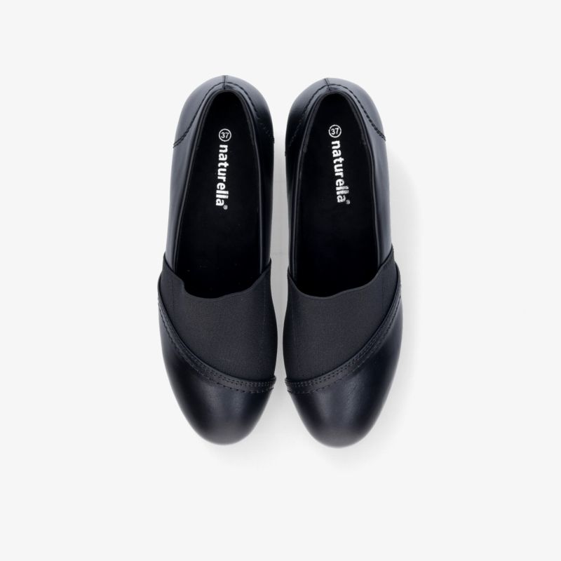 Schwarze Slipper mit elastischen Einsätzen und rutschfester Sohle, bequem und leicht von oben fotografiert