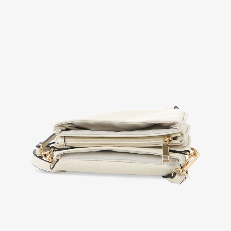 Elegante cremefarbene Tasche kompakt gefaltet mit Reißverschluss und schlanker Form, ideal für Alltag und Reisen