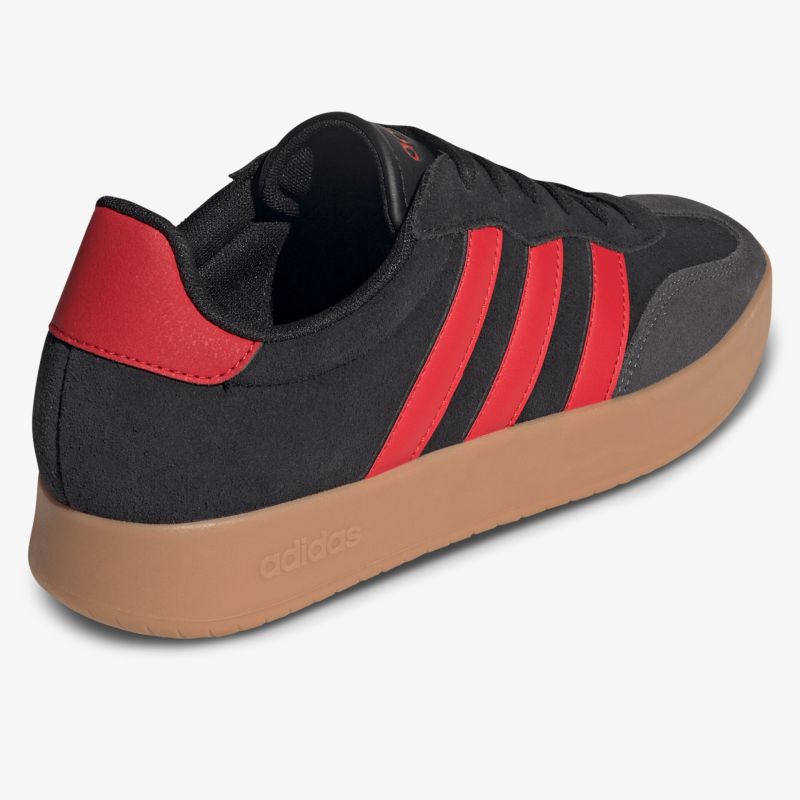 Moderner bequemer Schuh mit robustem Sohlenprofil und markanten roten Streifen für sportlichen Look