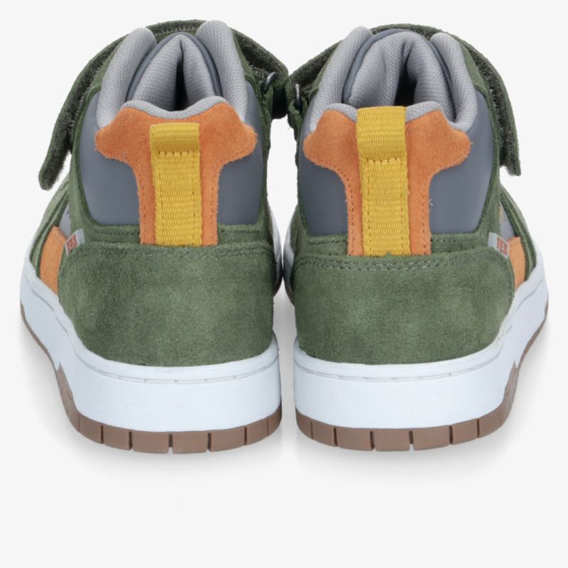 Grüne Sneaker als Paar von hinten mit gepolstertem Schaft, farbigen Details und robuster Profilsohle