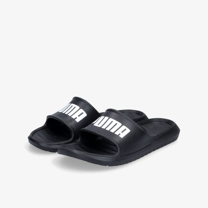 Bequeme, schwarze Sandalen mit großem Markenlogo, ideal für Freizeit und Entspannung.